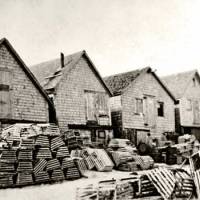 Lorsque Bernardin Comeau commença à faire la pêche au homard en 1934, chaque pêcheur avait une cabane sur le quai de Saulnierville pour entreposer son matériel de pêche.