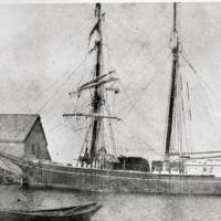 Le Boston Marine, accosté du quai au cap-Corporon, Tusket Wedge, Nouvelle-Écose. Il est le plus gros brick bâti en 1883 au chantier maritime de J. H. Porter & Co., mesurant 28,3 m en longueur, 7,6 m en largeur et 3,2 m en profondeur, immatriculé à 175 tm. Ce brick est au service de sa compagnie pendant 23 ans, transportant des marchandises dans les Maritimes, aux Etats-Unis et aux Antilles. Il a fait naufrage sur une barre de sable au large de Cap-Tourmentin, Nouveau-Brunswick, alors qu’il transportait à Bathurst 254 tm de charbon de Glace Bay, Nouvelle-Écosse.