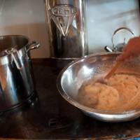 On ajoute le bouillon en ébullition pour le mélanger aux patates râpées. Le bouillon chaud commence à cuire les patates.
