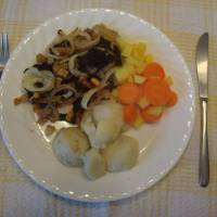 Pour le dîner, le boudin est servi avec patates, navets, carottes et l’oignon étouffé dans la graisse de lard salée. Un vrai délice.