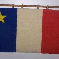 Le drapeau acadien en tapis hooké de l’artisane Evelyne Le Blanc